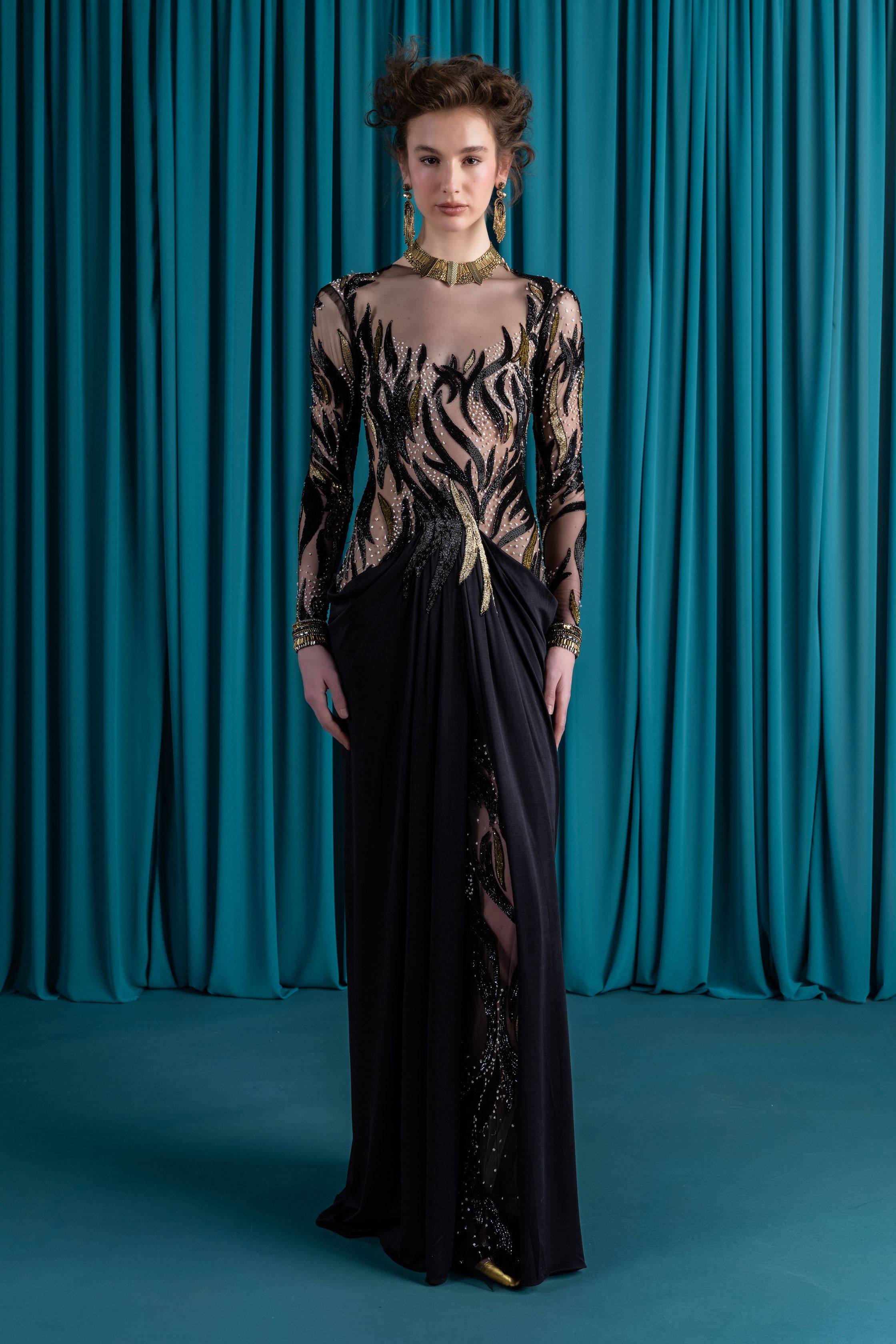 Reem Acra以珠绣、皮草披肩与复古宫廷廓形构建华丽晚装宇宙，深海蓝与宝石色系释放高净值市场能量-顽石频道趋势研究